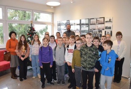 Bibliotekę odwiedzili uczniowie kl. IV i V  ze Szkoły Podstawowej w Topólce.